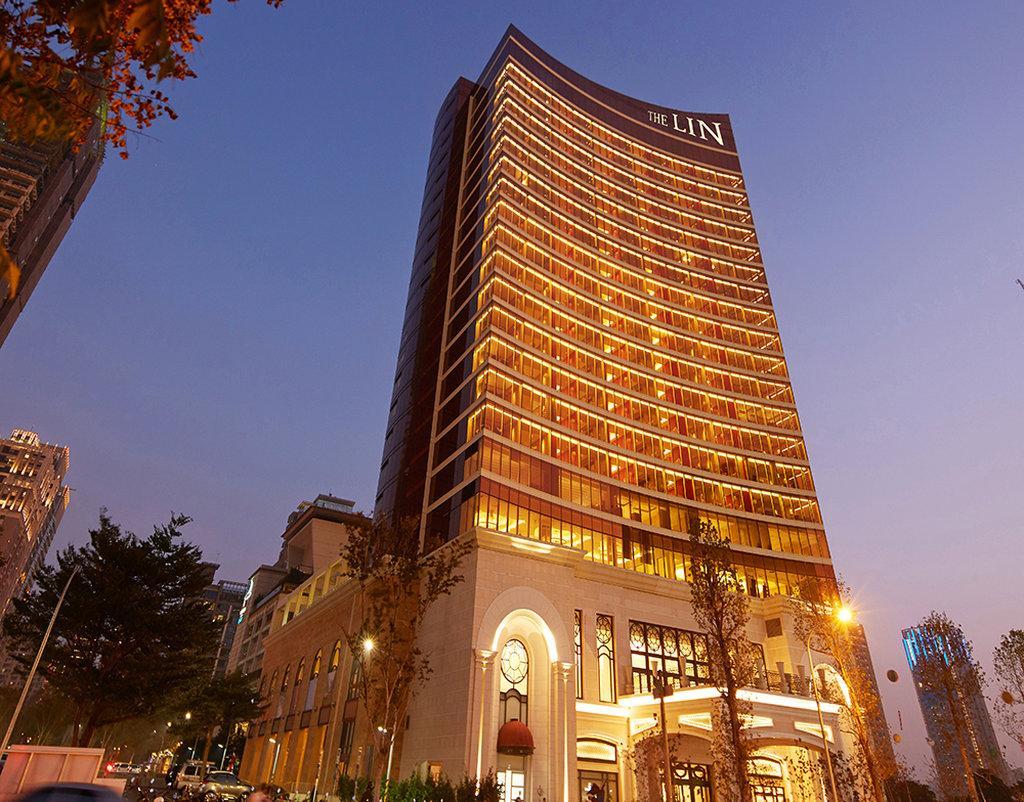 The Lin Hotel Taichung Exterior foto The hotel at night