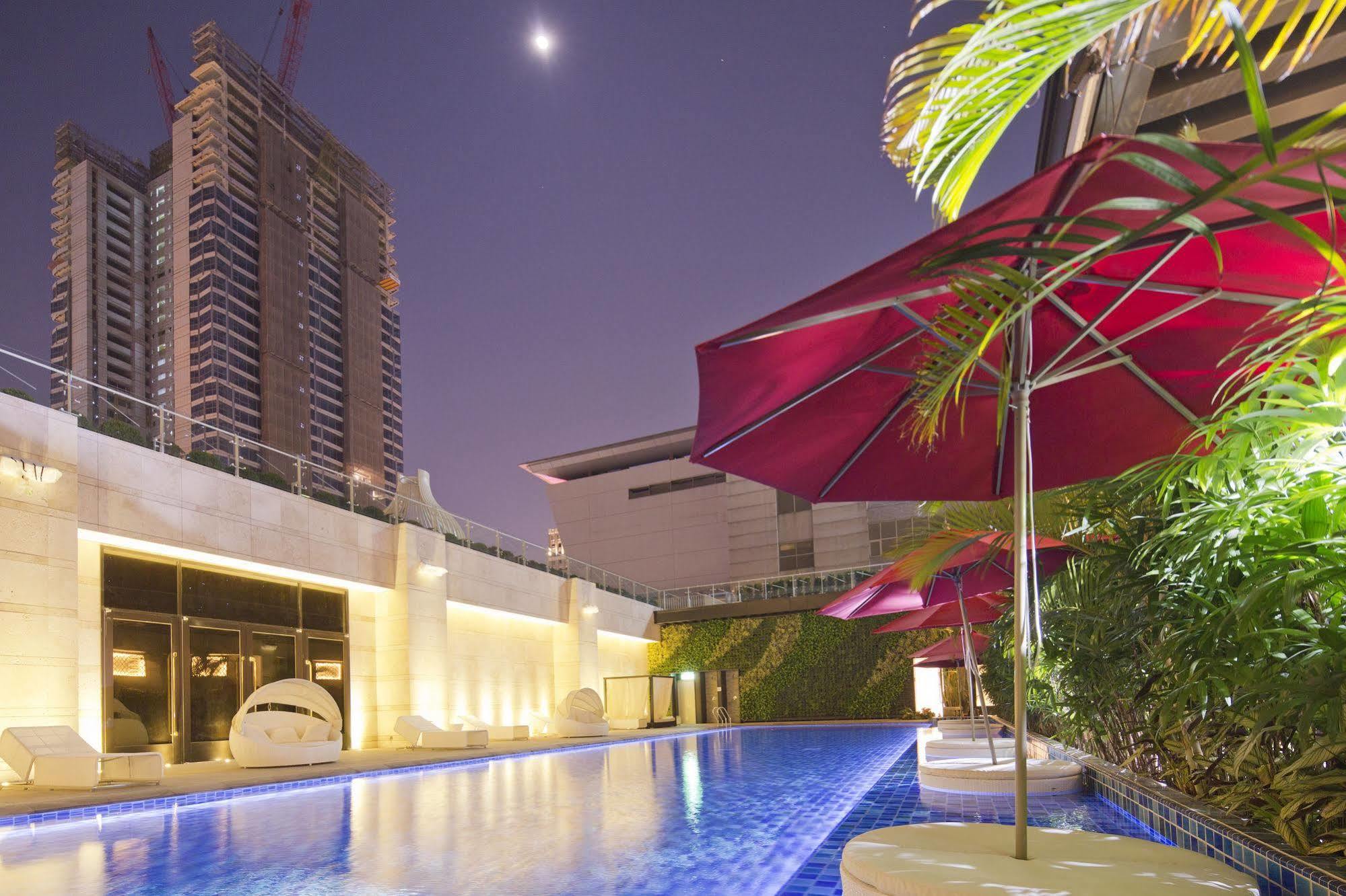 The Lin Hotel Taichung Exterior foto The swimming pool at the hotel